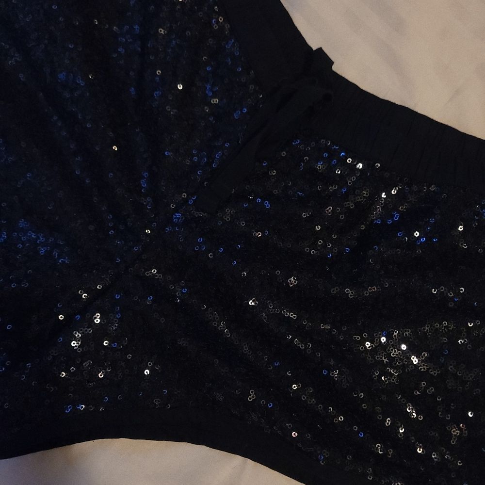 🍒VS🍒 SEQUIN SHORTS - Picture 2 of 5